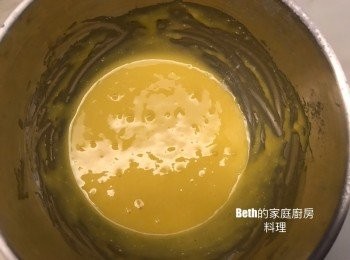 step2: 蛋黃加入鮮奶、沙拉油攪拌後，加入細砂糖A拌勻；再過篩低筋麵粉、泡打粉至碗中與蛋黃糊拌勻，拌勻的蛋黃麵糊光滑且無顆粒