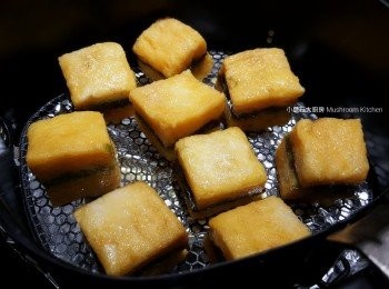 step3: 夾成一件西多士, 然後切成9小粒
沾上蛋液後, 放入AF氣炸鍋