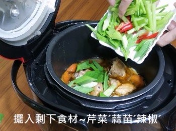 step5: 烹煮過程結束，會有提示聲響，
待鍋內釋壓後，
將旋蓋把手逆時鐘方向調整至開蓋鎖圖形，
擺入剩下<span class="group_2">材料2</span>芹菜ˊ蒜苗ˊ辣椒ˊ
關蓋再略悶3~5分鐘即完成。