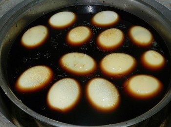 step3: 將蛋泡入醬汁中，電鍋外鍋三杯水~(喜歡甜一點的，糖可以加到500克)