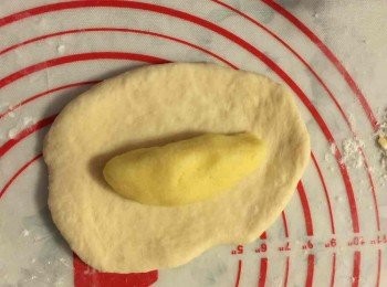 step4: 麵團桿成楕圓形，放上饀料係中間