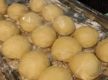 step2: 1發大兩倍後排氣及分成等份，各自滾圓休息15分鐘