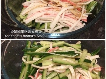 step2: 將蟹柳和青瓜放入大碗內，把準備好的醬料倒入用手輕輕拌勻即可。
請根據個人口味可加減醋的份量。