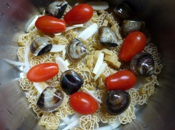 step3: 再放入大蒜片.蛤蜊.小蕃茄,美麗媞妮特級初榨橄欖油,倒入高湯