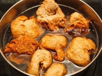 step1: 首先將烤麩用滾水汆燙去除多餘的油脂；並將香菇泡水備用。