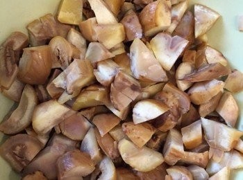 step1: 栗子蒸熟，切細備用，