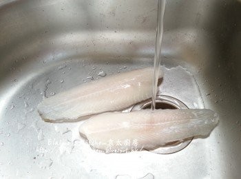 step1: 魚柳用水沖洗乾淨後抹乾水份