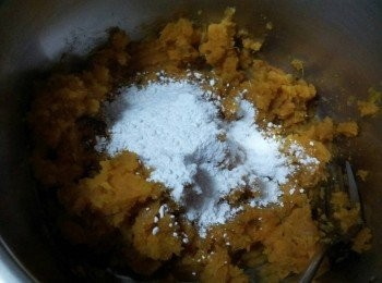 step3: 樹薯粉分次加入拌勻 , 揉成糰狀