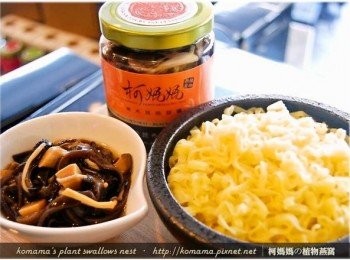 step2: 將蒸煮麵的麵條先入鍋煮熟後，瀝乾水份撈起。