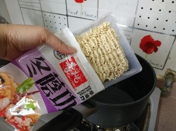 step4: 煮滾500ml水， 下麵壽桃冬陰功湯麵煮約三分鐘