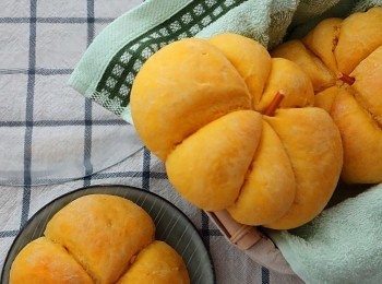 step5: 再作第二次發酵,為期35分鐘,入爐前放下百力滋裝飾作南瓜頂、小心封上錫紙免在焗爐內過份被焗燶