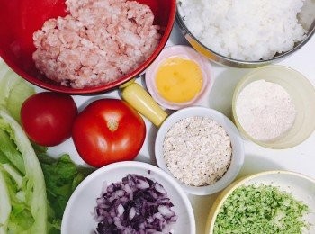 step1: <span class="group_1">食材</span>：(4份份量)
珍珠飯2碗 
免治梅頭豬肉約110g
蛋液1湯匙
快熟燕麥2湯匙
燕麥粉2湯匙
西蘭花碎3湯匙 
紫洋蔥碎2湯匙
橄欖油2茶匙
中蕃茄1個 (洗淨切塊)
沙律菜2塊 (洗淨撕成飯堡大小)
芥末沙律醬隨你喜歡

醃料：
韓式燒烤醬2湯匙