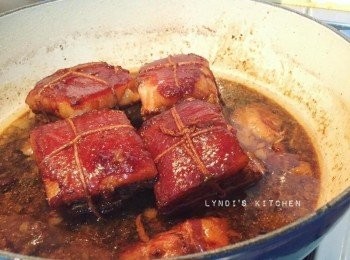 step8: 等肉燉軟嫩後轉大火煮滾收汁，醬汁從一開始蓋過五花肉到最後可以收到像下圖一樣或是更少，就差不多完成囉！