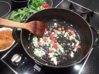 step5: 油鍋溫熱後,放入蔥白及辣椒拌炒出香氣。
