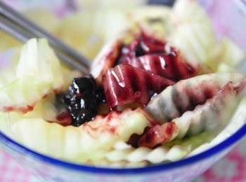 step3: 將含有果粒的梅果醬適量的加入青木瓜片後，均勻拌一下，再放入冰箱冷藏1小時以上