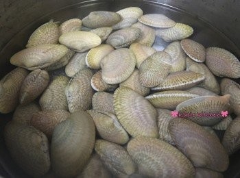 step1: 買回來的花甲先浸水加入少許鹽, 浸約1小時，再沖洗至水清, 新鮮的花甲浸鹽水期間會不停郁動吐沙