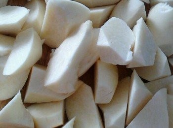 step1: 茭白去皮，以及根部很硬的地方，然後洗淨切成滾刀塊備用