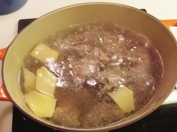 step1: 牛肋條解凍, 加幾片薑出水後撈起, 用清水沖先多餘肥油後盛起備用