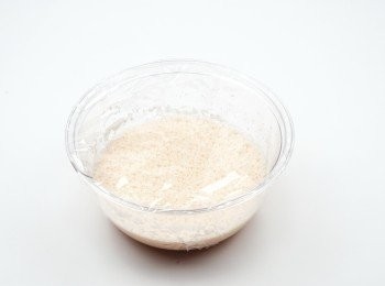 step4: 覆蓋上保鮮膜，靜置10 分鐘以上醒麵。