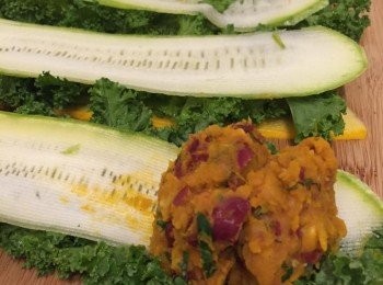 step3: 舀起2球南瓜茄子紅腰豆蓉放上翠玉瓜然後捲起，用牙籤固定，放上烤盤，