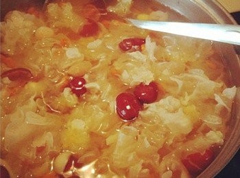 step2: 鍋裡放銀耳、百合、參片，加清水至全部淹沒，大火燒開換小火燉煮四十分鐘，中間加入冰糖和枸杞，最後看到銀耳的膠質已經熬煮析出，湯汁濃厚，下點蜂蜜，攪拌一下，關火，待涼即可食用。