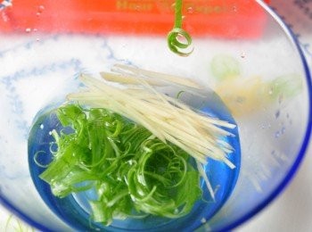 step4: 先將嫩薑絲與蔥絲泡水
