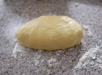 step3: 用手搓成麵糰，如太濕加點太白粉，太乾加點蛋液或奶，慢慢搓成不黏手，不會裂開的麵糰