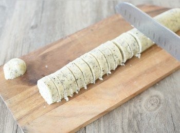 step4: 將餅乾麵糰切約1cm厚