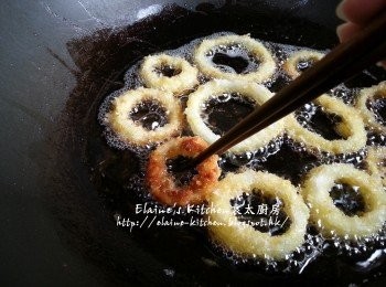 step7: 鑊中加入油燒熱 , 放入洋蔥圈用慢火以半煎炸的方式成金黃色