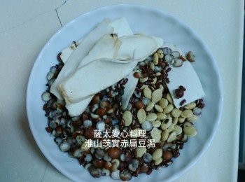 step1: 瘦肉氽水,陳皮浸軟去瓤。蓮同所有材料ㄧ同煲2.5~3小時,加鹽調味即可享用。