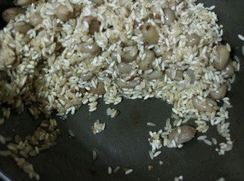 step7: 利用原鍋湯汁，放入長糯米及花生米，以超小火慢慢翻炒，讓糯米及花生米充分吸收湯汁，但並非將長糯米炒熟唷。