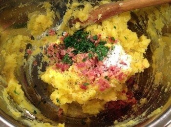 step5: 將培根碎、洋香菜碎和<span class="group_3">調味料</span>放入薯泥中混和攪拌均勻。