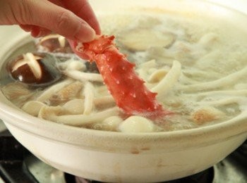 step4: 放入帝王蟹腳煮熟後，放入日本茼蒿，青蒜即完成。