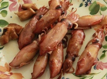 step3: 將小管、香菇及蒂頭分批放入小烤箱烤熟(約烤15~20分鐘)後取出，烤香菇產生的湯汁可倒入調味料拌勻增添香菇香氣。再將香菇與香菇蒂頭切成條狀。