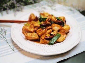 step7: 蠔油本身已有黏稠感ˊ 
加上醃漬雞肉時已經有玉米粉ˊ
 所以不需要再另外勾芡ˊ 自然可以附著住雞丁ˊ 
很下飯的一道料理ˊ 
值得試試看ˊ 相信你也會愛上它~