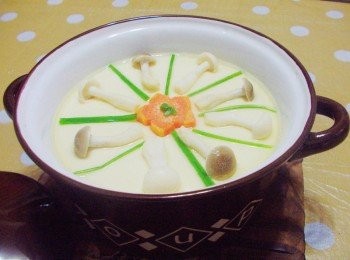 step7: 蒸蛋容器如果沒有蓋子ˊ 用保鮮膜或錫箔紙覆蓋都可以ˊ 重點是一定要覆蓋上一層來阻隔蛋與蒸氣， 這樣蒸蛋才能細緻平滑ˊ不會產生蜂巢狀。 分段蒸蛋及擺入配料可以防止配料沉底ˊ 就是多個步驟ˊ但成品真的會比較漂亮。 真的嫌麻煩ˊ要給它喇喇ㄟ混一起也OK啦ˊ 煮婦最大ˊ歡喜就好囉........ 喜歡的ˊ試試看哦~