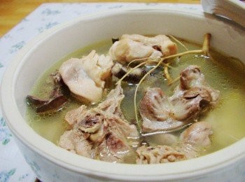 step7: 講究點ˊ可將狗尾草用大鍋水先燉煮約2小時ˊ 然後取湯汁再來燉煮雞肉或喜好<span class="group_1">材料</span>(等於分次來燉煮) 這樣的好處是更濃郁ˊ也不怕雞肉煮的過爛ˊ 但歐巴桑今天的狗尾草份量很足夠ˊ 一起燉煮味道就非常棒了ˊ 完全不用再調味ˊ清新藥草香ˊ湯也非常甘甜ˊ 好喝到我連米酒都省略ˊ如果喜歡ˊ可以酌量加一些ˊ 如果找不到新鮮狗尾草ˊ也有乾燥處理過的ˊ 但味道沒新鮮來的好ˊ 有機會大家一定要試試ˊ味道真的非常棒哦~