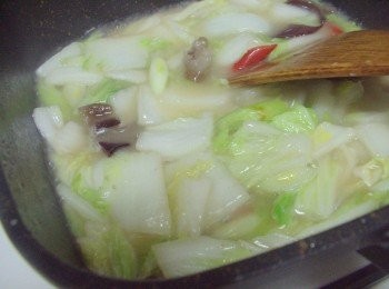 step5: 最後加入酌量的水並用玉米粉勾點薄芡ˊ再加入<span class="group_2">調味</span>ˊ然後擺入蒜綠再次拌勻即可。