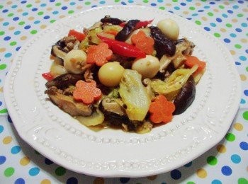 step6: 白菜和扁魚是基本料ˊ至於其他食材ˊ 愛什麼放什麼ˊ開心就好ˊ 吃本來就該是快樂開心的事ˊ 不用局限非得用什麼食材加多少<span class="group_2">調味</span>ˊ 隨意運用ˊ變出自家好味道吧~