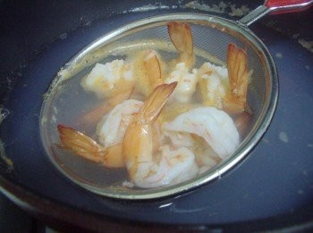 step3: 3.然後將大白蝦燙熟後瀝除多餘水份