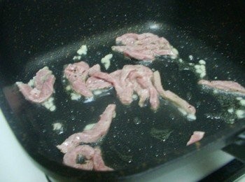 step3: 接著加入已經事先處理好的牛肉絲略為拌炒(表面著色即可ˊ不用太熟)