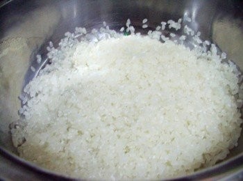 step3: 【大賀米】先以平時洗米方式洗淨備用