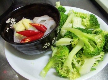 step1: 先準備好所需<span class="group_1">材料</span>ˊ並處理成適當大小備用