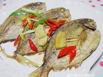 step4: 因為油事先已經用辛香<span class="group_1">材料</span>爆香過ˊ 帶著濃郁香氣ˊ搭配煎的金黃香酥的魚ˊ 簡單確美味ˊ非常的下飯好吃哦