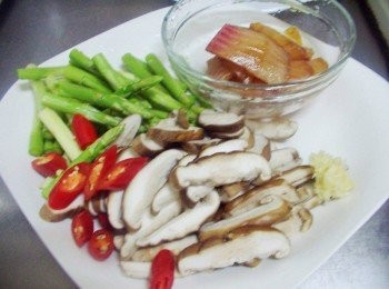 step1: 先準備好所需<span class="group_1">材料</span>ˊ鯛魚片先以<span class="group_2">魚肉醃料</span>醃漬入味ˊ (玉米粉等下鍋前再裹上) 綠蘆筍去除根部粗纖維切段ˊ香菇洗淨切片ˊ薑切末ˊ辣椒切片備用