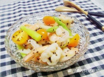 step6: 洋蔥切絲泡水最少要半小時ˊ這樣生食才不會有清澀味。 蝦子鮮甜彈牙ˊ蔬菜清脆爽口ˊ 很不錯的滋味喔。喜歡的再試試看。