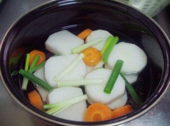 step2: 準備一湯鍋ˊ擺入紅白蘿蔔和蔥段ˊ加入略蓋過食材的水煮滾