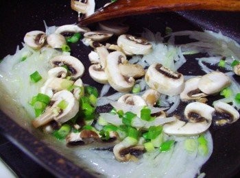 step3: 接著加入蘑菇和份量2/3的蔥花再次炒香ˊ並加入<span class="group_3">調味B</span>
