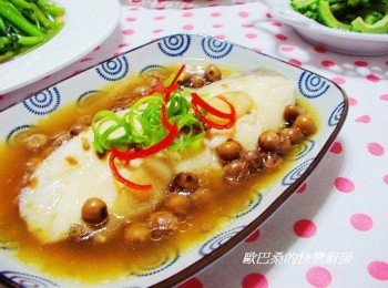 step4: 完成取出ˊ再擺上蔥絲ˊ辣椒絲點綴ˊ喜歡加點香油即可 魚肉鮮嫩ˊ蒸湯汁甘甜的樹子蒸鱈魚就完成囉。