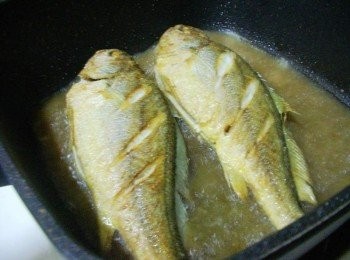 step3: 接著嗆入米酒並加入所有<span class="group_2">調味</span>和酌量水一起悶燒入味